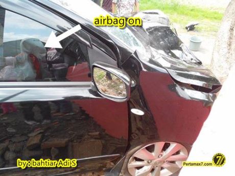 Kecelakaan grand livina vs honda beat di mojokerto karena mengantuk 2