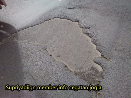 Kecelakaan karena aspal mengelupas di jogja 2
