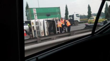 Kecelakaan truk berisi motor yamaha terguling di tol cakung 11