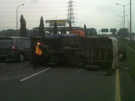 Kecelakaan truk berisi motor yamaha terguling di tol cakung B8U85SyCEAAWnVp