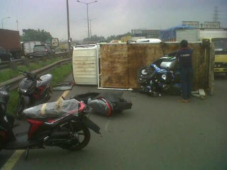 Kecelakaan truk berisi motor yamaha terguling di tol cakung B8U8wVDCQAEK_PN