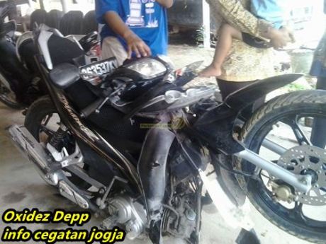 kecelakaan Yamaha Jupiter Z di tabrak tronton di sumatera 0