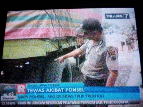 main ponsel abg dilindas truk tronton di tegal