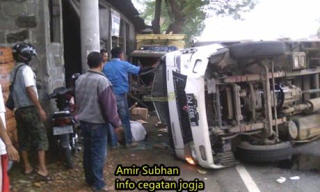 MENGHINDARI TRUK, SEBUAH TRUK BOX TERGULING di jogja 3