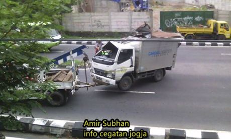MENGHINDARI TRUK, SEBUAH TRUK BOX TERGULING di jogja 4