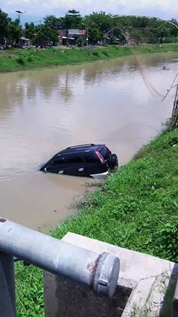 mobil milik anggota dpr nyebur sungai karena lupa hand rem di tulungagung