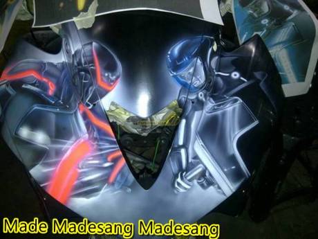 Modifikasi Yamaha R25 tema Tron Legacy 4