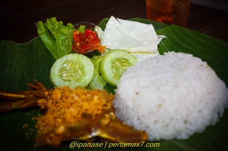 Nyicip Ayam Kampung Goreng dan Es campur Depot Es Puas Wonogiri pertamax7.comm testride cbr250R_-185 2015 pertamax7.com