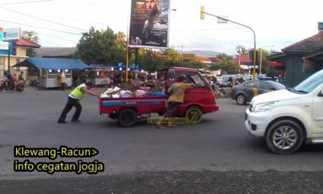 oknum polisi baik hati mau dorong mobil mogok di yogyakarta 1