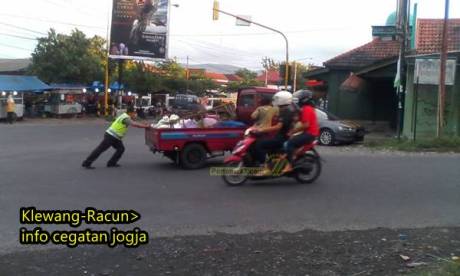 oknum polisi baik hati mau dorong mobil mogok di yogyakarta