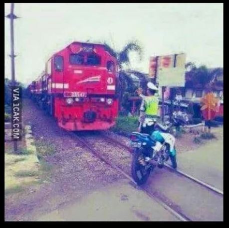 polisi setop kereta api yang melintas