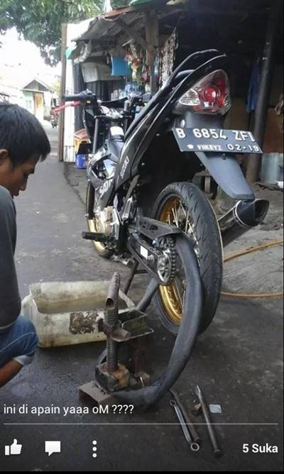 suzuki satria F ini diperkosa di pinggir jalan