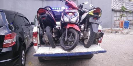 Toyota Avanza Lawan Arah Tabrak 1 mobil dan 5 Motor, 3 Luka berat di Kalimalang Jaktim, Honda Vario remuk kejepit