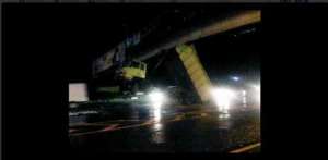 Truk Hino Nyangkut di  Tol Jagorawi  jadi kayak Transformer karena Hidrolik rusak 064535_jasamargadalam