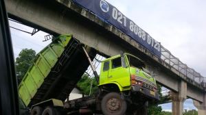 Truk Hino Nyangkut di  Tol Jagorawi  jadi kayak Transformer karena Hidrolik rusak 075252_truknyangkut3