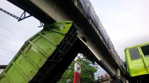 Truk Hino Nyangkut di  Tol Jagorawi  jadi kayak Transformer karena Hidrolik rusak 075304_truknyangkut4