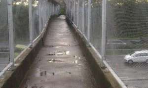 Truk Hino Nyangkut di  Tol Jagorawi  jadi kayak Transformer karena Hidrolik rusak&nbsp;075524_jembatan