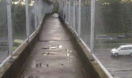 Truk Hino Nyangkut di Tol Jagorawi jadi kayak Transformer karena Hidrolik rusak 075524_jembatan