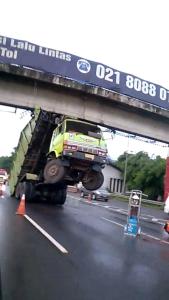Truk Hino Nyangkut di  Tol Jagorawi  jadi kayak Transformer karena Hidrolik rusak&nbsp;B6jOVYTCQAAa6iw