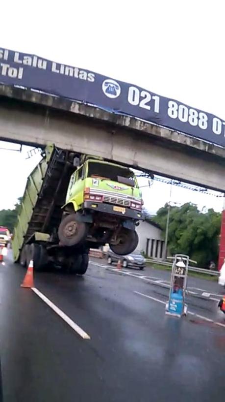 Truk Hino Nyangkut di Tol Jagorawi jadi kayak Transformer karena Hidrolik rusak B6jOVYTCQAAa6iw
