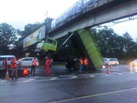 Truk Hino Nyangkut di  Tol Jagorawi  jadi kayak Transformer karena Hidrolik rusak kecelakaan aneh ban belakang yamaha R1 nyungsep di kaca belakang mobil