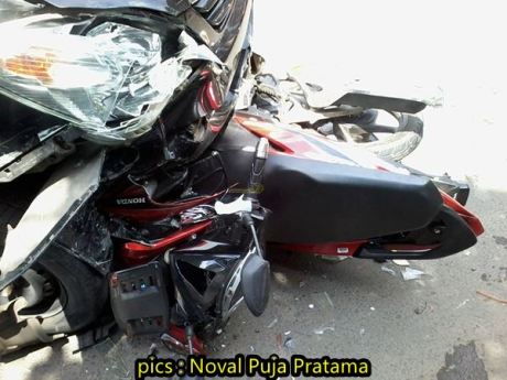 Vanza lawan arah tabrak 1 mobil dan 5 motor 3 cedera berat di kalimalang jakarta timur 4