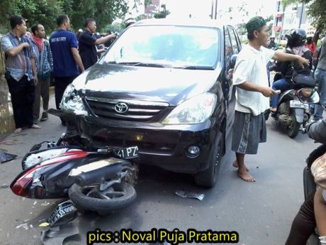 Vanza lawan arah tabrak 1 mobil dan 5 motor 3 cedera berat di kalimalang jakarta timur 5
