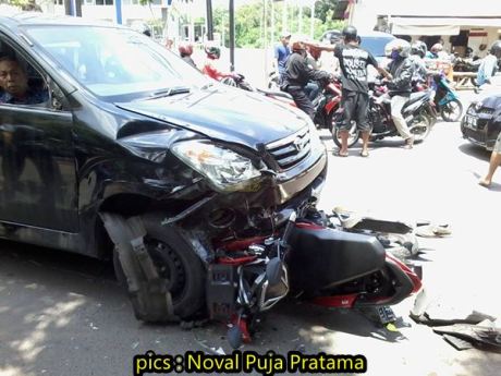 Vanza lawan arah tabrak 1 mobil dan 5 motor 3 cedera berat di kalimalang jakarta timur 7