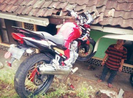 yamaha scorpio z kecelakaan sampai nyungsep atap rumah warga  sumber : motorblizt.com