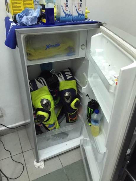 baju balap rossi masuk kulkas karena panasnya cuaca sepang 2015