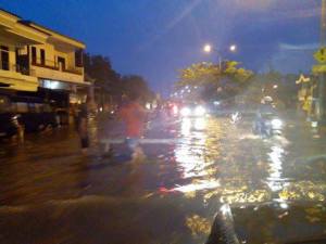 Banjir Surabaya februari 2014 001&nbsp;pertamax7.com