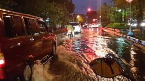 Banjir Surabaya februari 2014 002&nbsp;pertamax7.com