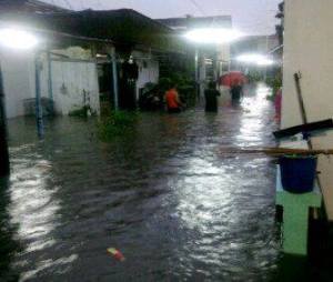 Banjir Surabaya februari 2014 003&nbsp;pertamax7.com