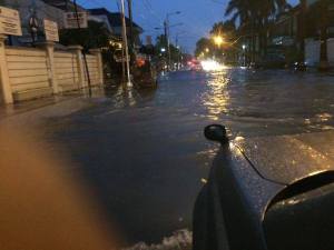 Banjir Surabaya februari 2014 005&nbsp;pertamax7.com