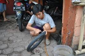 Bripda Eka, polwan yang nyambi jadi tukang tambal ban 001&nbsp;pertamax7.com