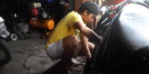 Bripda Eka, polwan yang nyambi jadi tukang tambal ban 002&nbsp;pertamax7.com