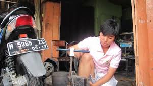 Bripda Eka, polwan yang nyambi jadi tukang tambal ban 005&nbsp;pertamax7.com