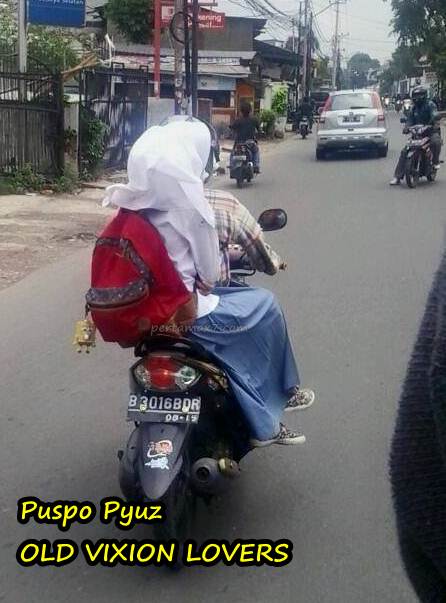 Cewek ini Bonceng Nyamping yang nggak MainStream