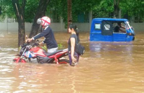 diomeli pacar karena honda verza mogok kena banjir
