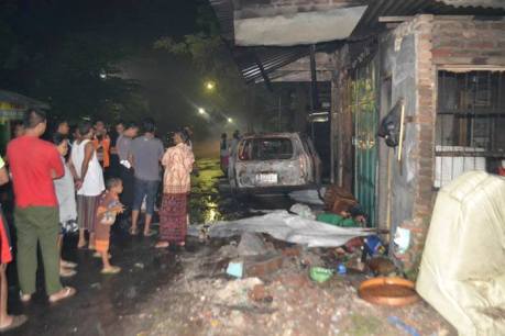 Hindari Balap Liar, Mobil daihatsu  Xenia Terbakar Tabrak bensin eceran di mojokerto