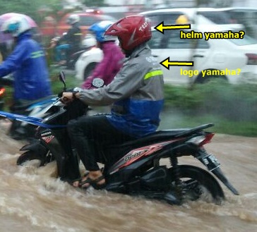 honda beat mogok kena banjir ditarik yamaha mio M3 125 jakarta pakai jas hujan logo yamaha