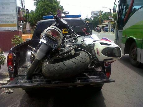 Honda CBR1000RR Fireblade 2012 tubruk 2 motor di lumajang karena Ketinggalan Rombongan 1