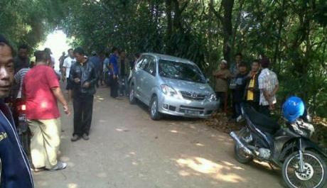 ilustrasi mobil perampok di tinggal di jalan raya