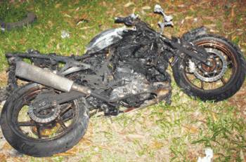 istri cemburu bakar kawasaki ninja 250 milik suami