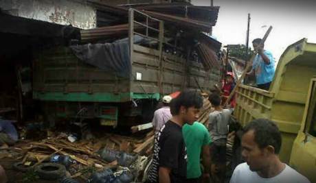 Kecelakaan Karambol Ungaran Truk Galon  VS HOnda JAZZ VS 5 motor VS Toko bangunan1 tewas 5 luka 001 Pertamax7.com