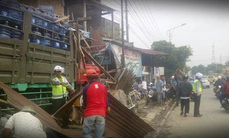 Kecelakaan Karambol Ungaran Truk Galon VS HOnda JAZZ VS 5 motor VS Toko bangunan1 tewas 5 luka 002 Pertamax7.com