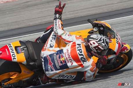 marquez elbow down sambil angkat tangan kiri