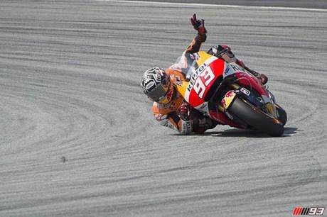 marquez nikung nyikut sambil angkat satu tangan