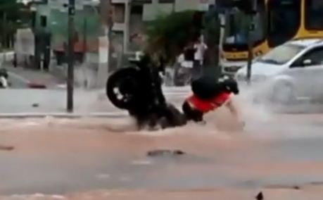 pengendara masuk lubang dalam yang tergenang air