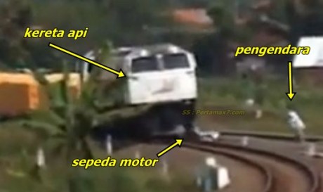 Sepeda motor Terlindas kereta Api Pengendara selamat